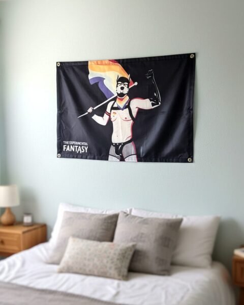 Drapeau Puppy Pride 59,5×89 cm illustré avec personnage puppy tenant un drapeau multicolore